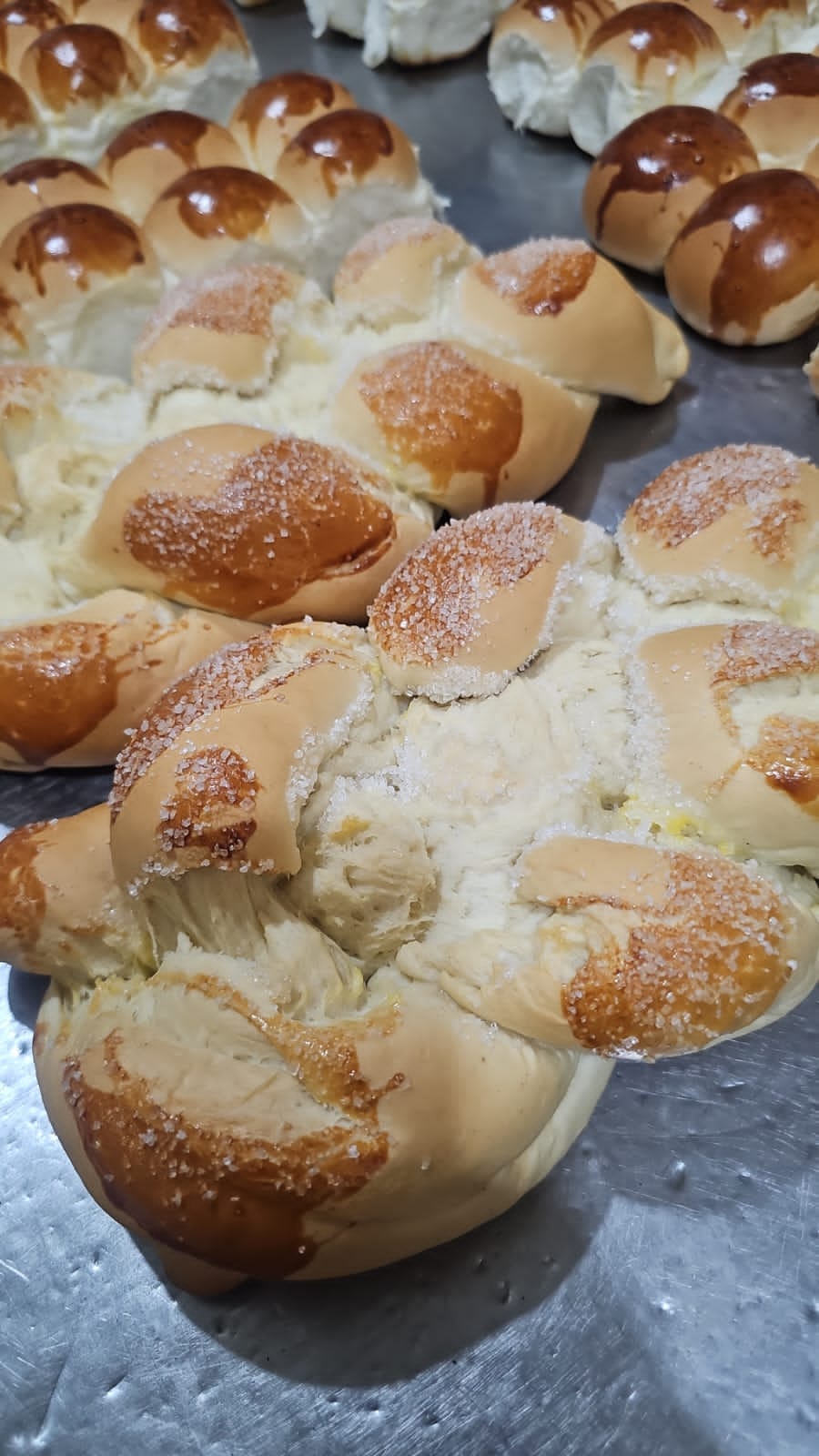 Paes doces artesanais e roscas recem-saidas do forno com cobertura acucarada